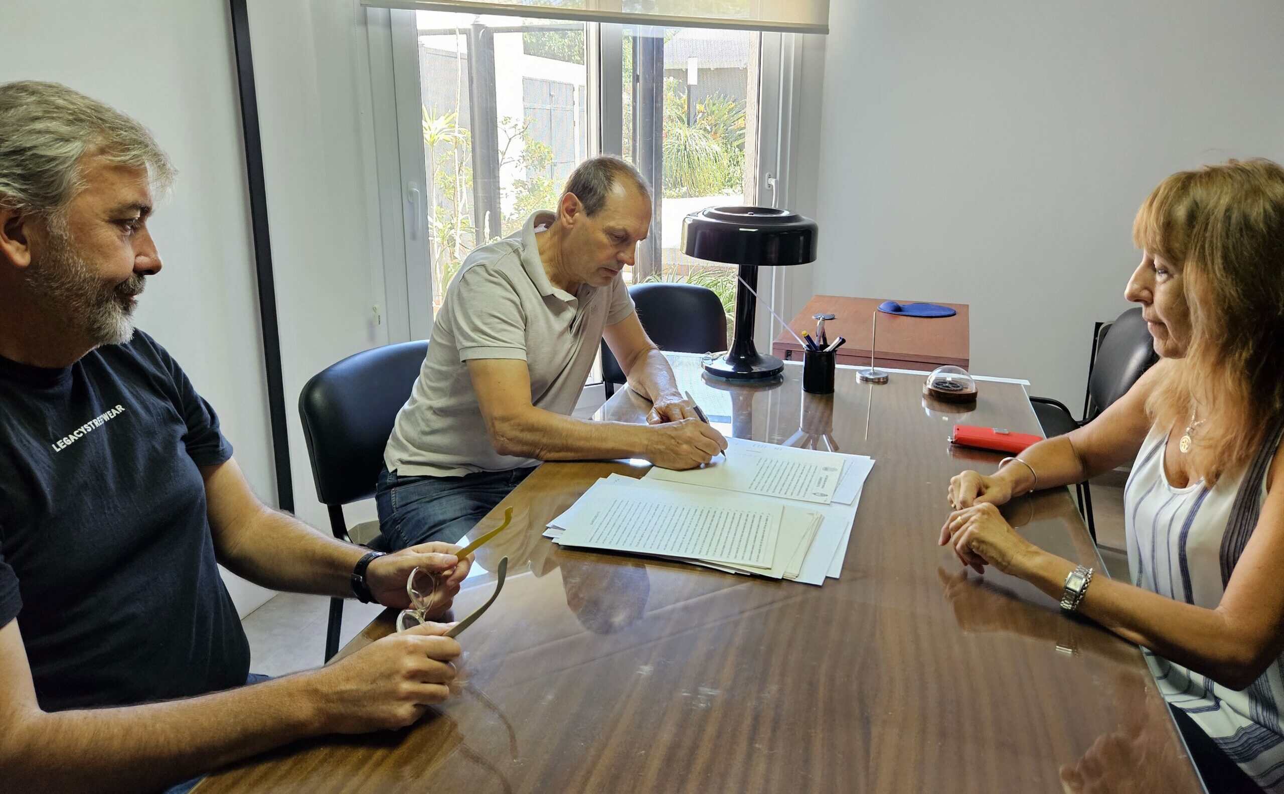 El Intendente Ing. Daniel A. Stadnik firmó la escritura de un terreno ...